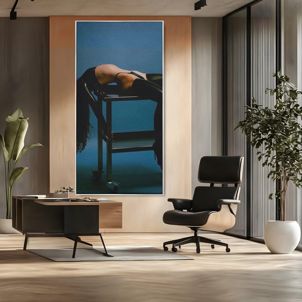 Tablou canvas cu tablou canvas cu silueta curbata pe masa, in rama de aluminiu argintiu, pe perete intr-un birou